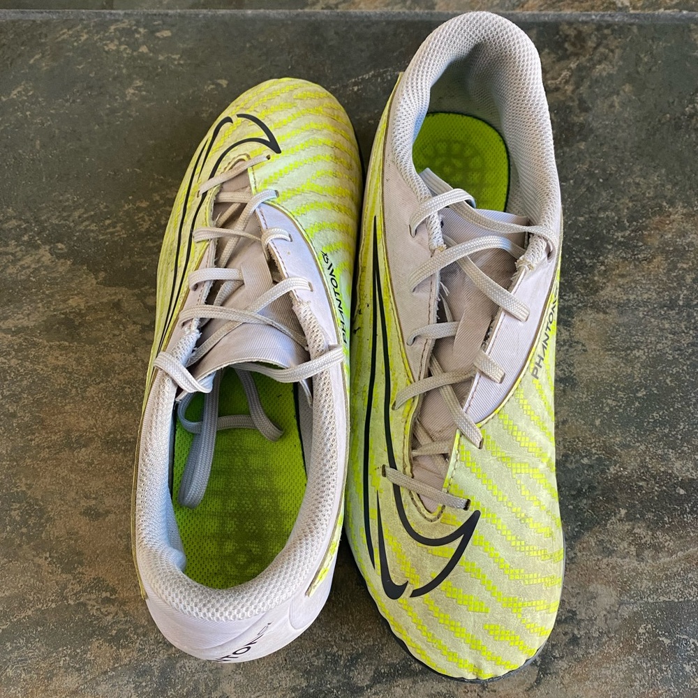 NIKE | Outdoor Soccer Phamtom Kids Cleats 6Y